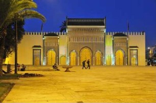 Fes - Palais Royal : Das Tor zum Königspalast mit sieben Türen wurden 1971 in traditioneller Bauweise errichtet. Aufgenommen in Fes am 26. Oktober 2010