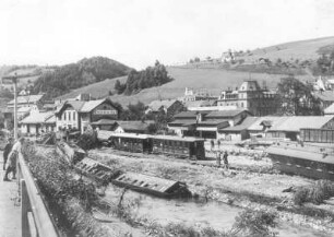 Glashütte. Unterer Stadtteil am Bahnhof mit beschädigten und zerstörten Zügen nach dem Hochwasser der Müglitz