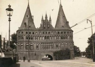 Lübeck. Holstentor. Stadtseite des inneren Holstentores (1477 vollendet, 1871 wiederhergestell)