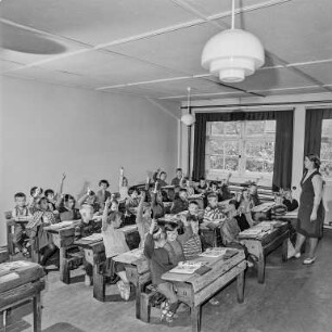 Neue polytechnische Oberschule Löbauer Straße : Bautzen. Schulkomplex, Löbauer Straße. Blick in ein Klassenzimmer mit Schülern und Lehrerin
