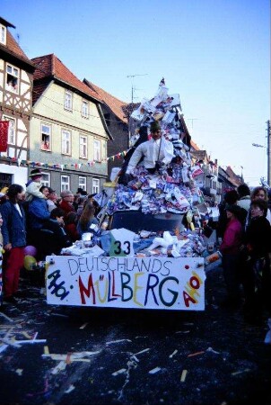 Umzugswagen mit Müllberg