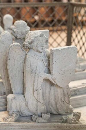 Doppelgrabmal von Graf Gerhard I. von Jülich-Berg und seiner Gemahlin Margarethe von Berg und Ravensberg — Bildnisse der Verstorbenen von Blendarchitektur gerahmt — Engel mit Wappenschildern — Engel mit Wappenschild