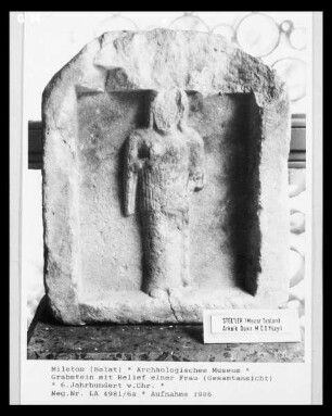 Stele mit Relief einer weiblichen Figur