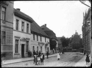Das Nordende der Burgstraße, linke Bildseite: Burgstraße 70 (Konditorei Barth), Burgstraße 71 (Gosenschenke), Burgstraße 72 (Gasthof zum Mohr), Mitte: Fährstraße 12 mit Teilen der Amtsschmiede, rechte Bildseite: Burgstraße 1