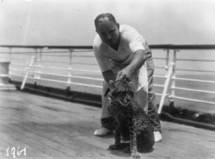 Mann mit Gepard : Mann mit Gepard an Deck eines Schiffes