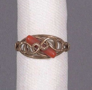 Goldener Fingerring mit eingeschlossem Korallenstückchen