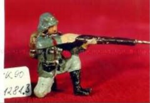 Sieben Infanteristen, Gewehr im Anschlag knieend