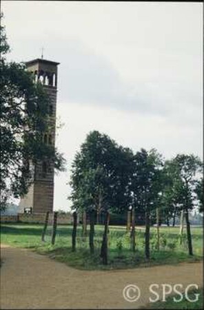 Potsdam, Park Sacrow, Strauchgruppe an der Heilandskirche.