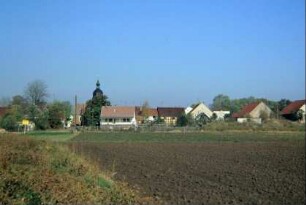 Blick über Feld zum Ort