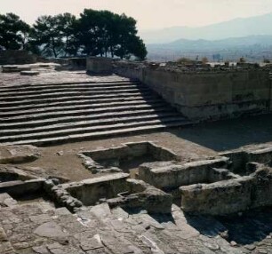 Phaistos. Palast. Schautreppe am Westhof und Freitreppe zum Propylon des Palastes, dazwischen Heiligtum des Alten Palastes