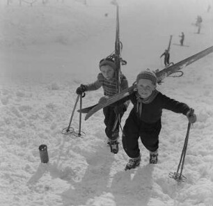 Pioniere beim Wettkampf im Skilanglauf : Pioniere mit Skiern