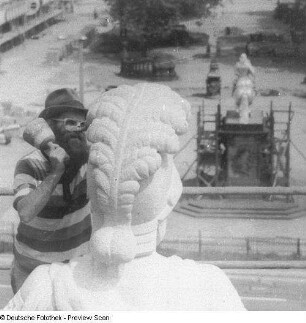 Dresden, Blockhaus : Dresden-Neustadt. Blockhaus am Neustädter Markt (Neustädter Wache). Wiederaufbau, Steinmetz bei der Bearbeitung der Giebelfigur