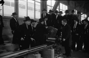 Besuch der Bundesfachschule für das Zimmerhandwerk in Kassel beim Zimmereibetrieb des Innungsobermeisters Kurt Walder.