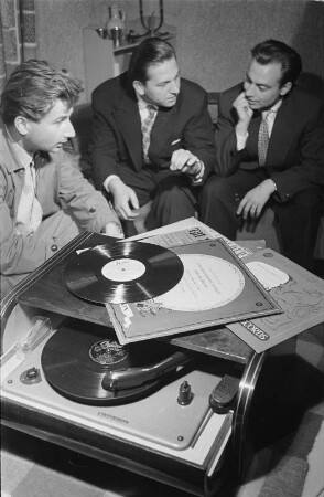 Dresdner Tanzsinfoniker unter Leitung von Günter Hörig beim Hören einer ihrer Schallplatten