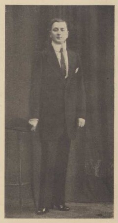 Fotografie einer zu Musterung in Trauerkleidung erschienenen Person (hier im Anzug) (3)