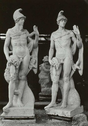 Mars : Berlin | Öffentlicher Profanbau | Bildungsbau | Akademien + Hochschulen (alph.) | Humboldt-Universität Sandsteinkopie und Tonmodell des Mars (Attikafiguren vom Mittelbau des Corps de logis der Humboldt-Universität zu Berlin) während des Kopierens (1953; W. Flemming, W. Landgraf)