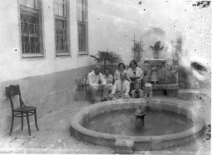 Türkei. Gruppenfoto mit Hans und Etha Richter in einem Innenhof mit Stockbrunnen (vielleicht in Ankara)