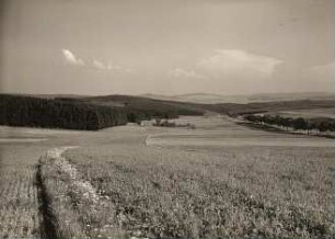 Erzgebirge. Blick in den Mortelgrund und zum Schwartenberg vom Friedhof in Sayda