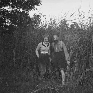 Familienbilder : Rudolf Zimmermann mit einer jungen Frau am Schilfgürtel eines Teichs