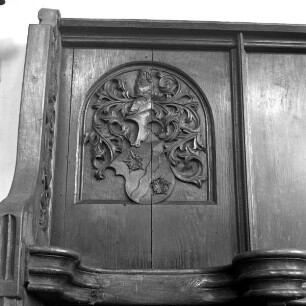 Chorgestühl mit Schnitzereien — Wappen eines Ritters im Rankenornament