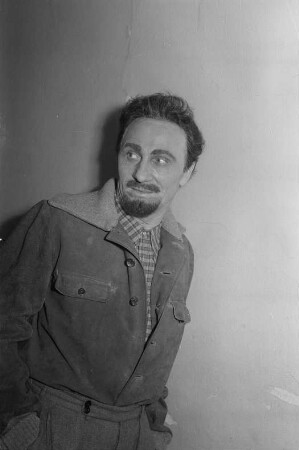 Szenenbilder aus dem Stück "Julius Fucik" von Juri Burjakowski am Deutschen Theater Berlin : Rollenporträt von Ernst Busch als Julius Fucik