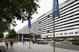 Dresden-Altstadt, Prager Straße. Appartementhaus (1965-1067; M. Arlt, K. Haller, K.-H. Schulze)