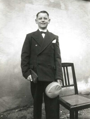 Konfirmand in Schuluniform