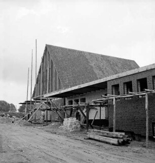 Friedhofskapelle auf Südfriedhof: Rohbau mit Gerüsten: davor Baumaterialien