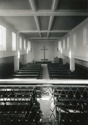Dresden-Altstadt, Brühlscher Garten 4. Gemeindesaal (1957-1958; H. Rettig) der Evangelisch-Reformierten Gemeinde. Inneres nach Osten über das Geländer der Orgelempore