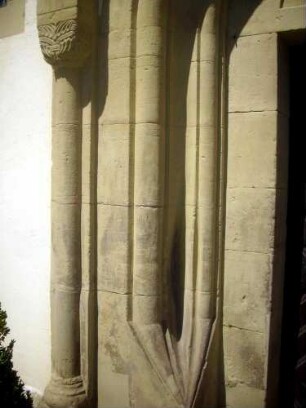 Evangelische Pfarrkirche-Langhaus Traufseite Süd-romanisches Portal-Westgewände mit abgetreppter Profilierung (Wetzrillen im Werkstein) sowie ornamentiertem Kapitell in Übersicht