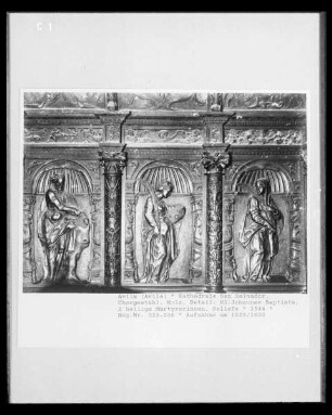 Relief: Johannes der Täufer mit zwei Heiligen Frauen