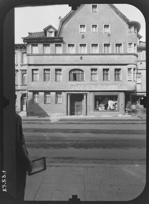 Schmalkalden, Auer Gasse. Wohnhaus mit Laden. Straßenfront