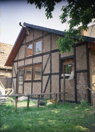 Hauptstraße 38: Bauernhaus: Teilansicht: Giebel westlicher Querbau: nach Renovierung: Ausmauerung der Gefache mit unterschiedlichen Mustern