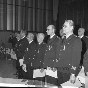 Bad Oldesloe: Stormarnhalle: Kreisfeuerwehrverband: Jahrestagung: Ehrung von Feuerwehrmännern mit dem Brandschutz-Ehrenzeichen