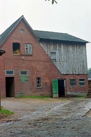 Seefeld 29: Hofanlage: traufständiges Bauernhaus aus Backstein: Giebelseite Wirtschaftstrakt, Scheunentor mit Vermauerung, Stalltür: rechts rückwärtiger Querbau Wirtschaftstrakt mit Stalltür, an Obergeschoss Verbretterung: vorne Hof