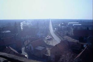 Blick vom Kirchturm auf Häuser; Straße aus dem Ort