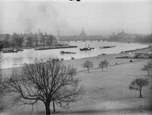 Blick vom Elbufer in Höhe der Ausflugsgasttätte "Waldschlößchen" über die Elbe auf die Silhouette der Altstadt