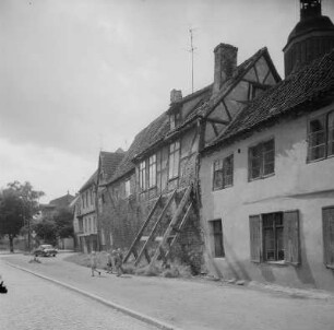 Stralsund. Straße mit Fachwerkhäusern und Turm der Marienkirche