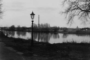 Blick vom Hafen über die Elbe auf das Messegelände