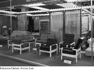Ausstellungskoje des VEB Thüringer Möbelkombinat Suhl mit Sitzgruppe "Nahe 2" und Sitzgruppe "Schönau"