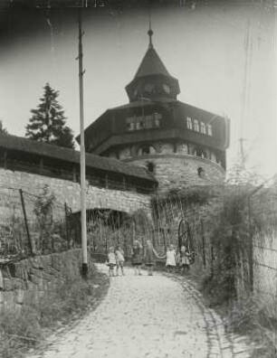 Esslingen Burg : Esslingen. Burg. Ringmauer mit Dickem Turm