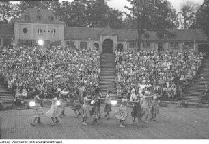 Dresden, Auftritt einer Volkstanzgruppe, Sommer- und Herbstkonzert des Sächsischen Bergsteigerchors "Kurt Schlosser" Dresden / Reproduktionen von Kurt Schlosser, 1960-1961