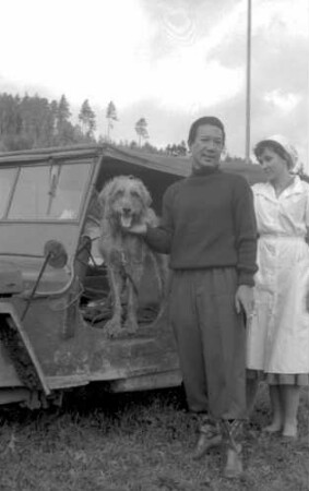Pflingsteck: Kaiser Bao Dai, mit Hund und Köchin am Jeep