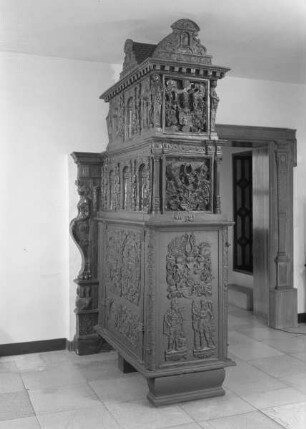 Stirnplatte mit hessischem Wappen, Julius Cäsar und Kaiser Karl