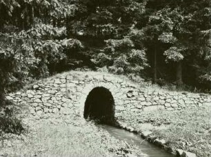 Cämmerswalde-Haindorf, Durchlass des Cämmerswalder Baches unter der Rösche des Kunstgrabens für die Wasserversorgung des Freiberger Bergbaureviers