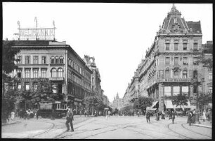 Budapest. Kossuth-Lajos-Gasse mit Straßenbahn