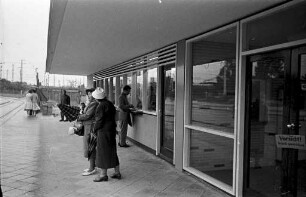 Inbetriebnahme des neuen Stationsgebäudes für den Albtalbahnhof an der Ebertstraße.