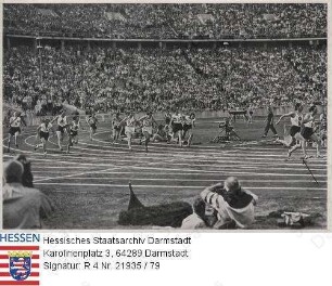 Berlin, 1936 / XI. Olympische Sommerspiele / Frauenstaffel: Fall des Stabes beim Wechsel der Deutschen / Sammelwerk 'Olympia 1936 - Band II' Nr. 14, Bild Nr. 80, Gruppe 59
