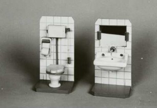 Pupenstubentoilette mit Spülkasten