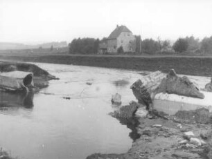 Tal der Kipper bei Türchau nach dem Hochwasser von August/September 1938, im Vordergrund geborstene Rohrleitung : Türchau (Turoszów (Polen)). Tal der Kipper bei Türchau nach dem Hochwasser von August/September 1938, im Vordergrund geborstene Rohrleitung